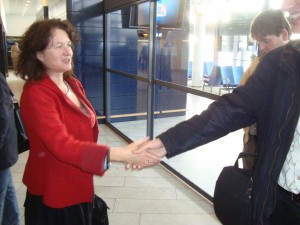 Lene siger farvel til Miguel i KBH's Lufthavn