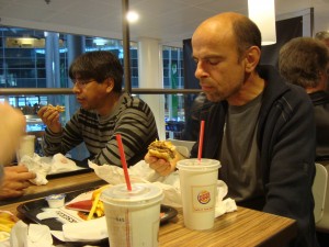 Tage og Luis spiser sund mad i Kbhs Lufthavn